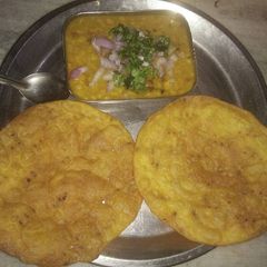 A picture of Dal pakwan.