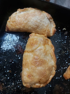 Una foto de Empanadas de jamón y queso al horno, bien doraditas