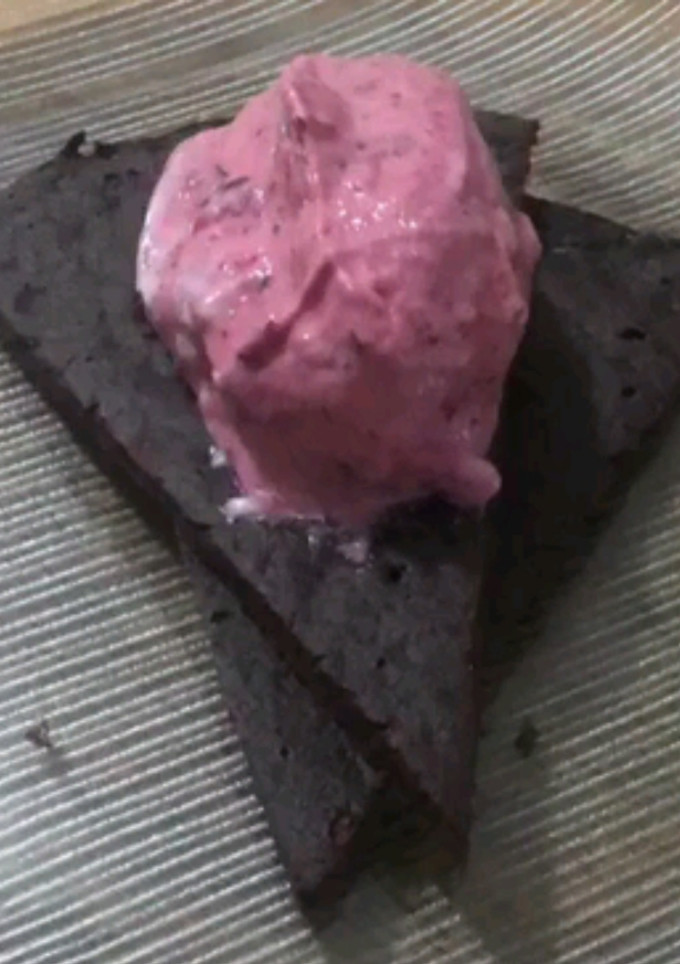 Una foto de Brownie de algarroba con helado light