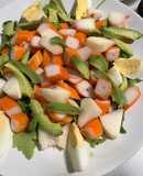 Ensalada de rúcula, surimi, paraguaya, aguacate y huevo