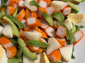 Foto principal de Ensalada de rúcula, surimi, paraguaya, aguacate y huevo