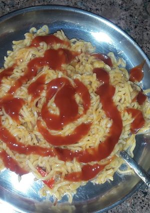 A picture of Garlic tomato sauce maggi.