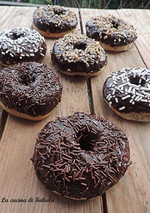 Foto di Donuts al forno ricoperti al cioccolato