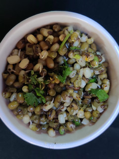 स्प्राउटेड मूंग सलाद (Sprouted Moong Salad recipe in Hindi) रेसिपी मुख्य फोटो
