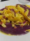 Tagliatelle alla curcuma, con merluzzo e salsa di mirtilli