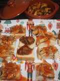 Cenando pan de molde con latas