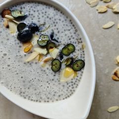 A picture of Chia seeds breakfast bowl.