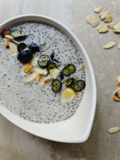 A picture of Chia seeds breakfast bowl.