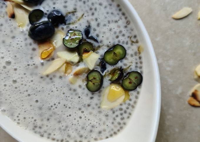 Chia seeds breakfast bowl