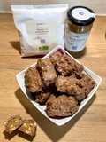 Barres protéinées beurre de cacahuète, purée de noisettes Omie, coco, poudre d’amande et chocolat