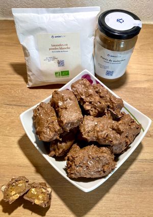 Une photo de Barres protéinées beurre de cacahuète, purée de noisettes Omie, coco, poudre d’amande et chocolat