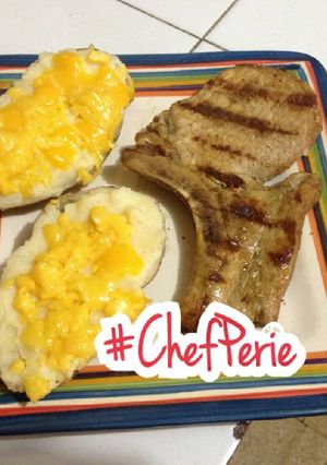 Una foto de Chuletas a la plancha con papas gratinadas