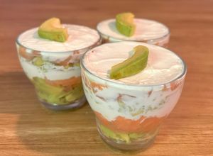 Une photo de Verrine de fromage frais, saumon fumé et avocat