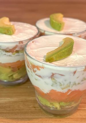 Une photo de Verrine de fromage frais, saumon fumé et avocat