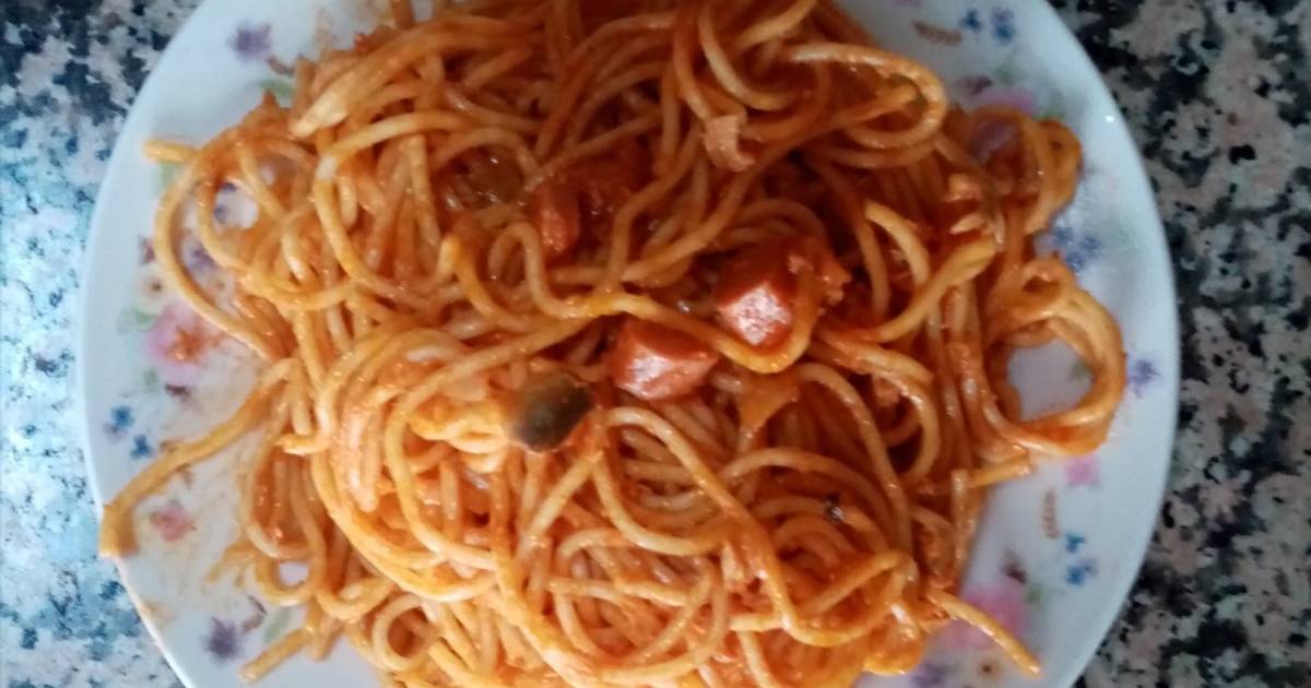 Espaguetis con salchichas, champiñones y atún Receta de Maria del Carmen-  Cookpad