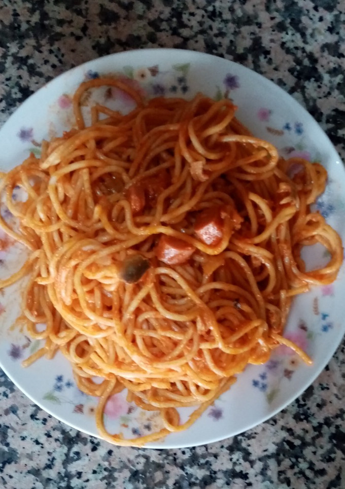 Una foto de Espaguetis con salchichas, champiñones y atún