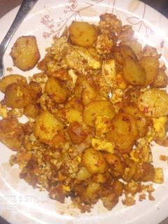 A picture of Fried potatoes with eggs.