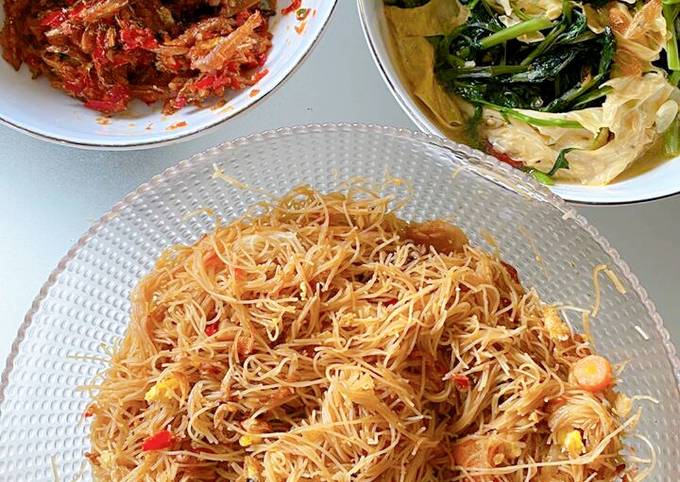 Menu makan siang sederhana bihun goreng, cah kangkung kulit tahu