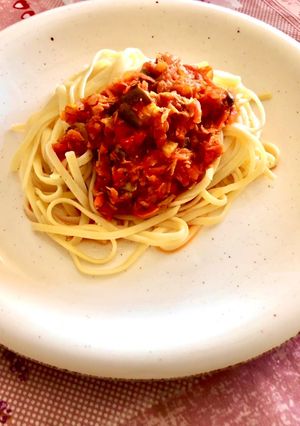 Una foto de Salsa de tomates nutritiva con champiñones y atún