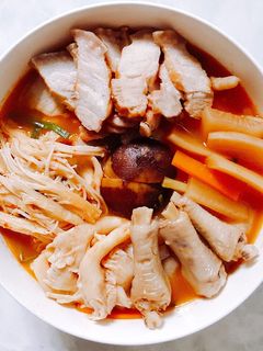 Hình của món Chân gà hầm kim chi.