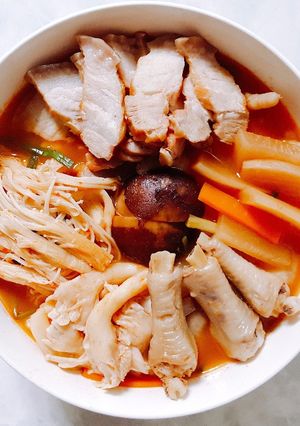 Hình của món Chân gà hầm kim chi.