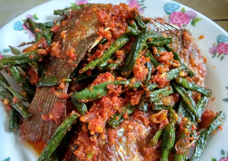 Langkah Mudah untuk Menyiapkan Kacang panjang tumis ikan balado, Sempurna