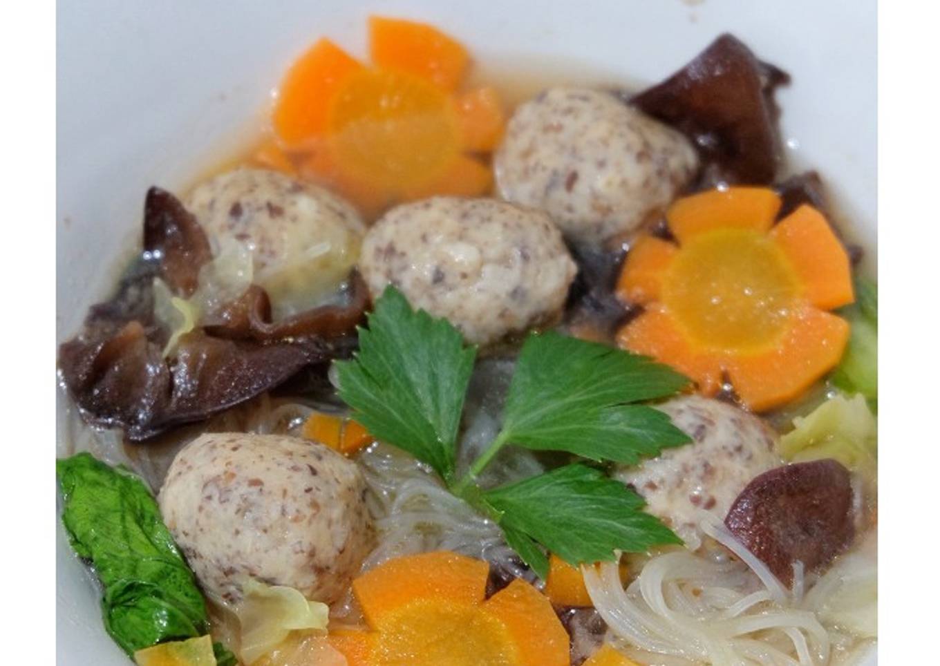 Sup ayam dengan bakso dengan jamur dan sayuran