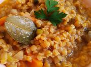 Una foto de veganas con lentejas