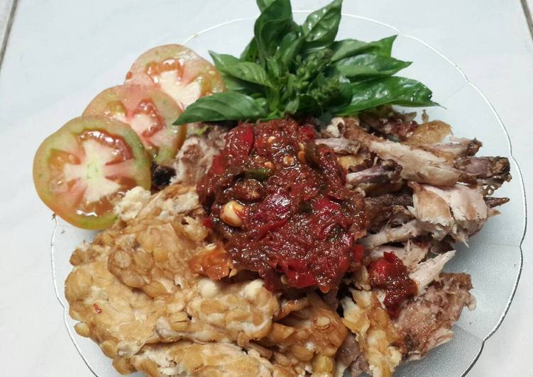 Cara Menyiapkan Ayam &amp; tempe penyet Lezat