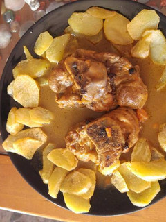 Una foto de Codillo en salsa con patatitas