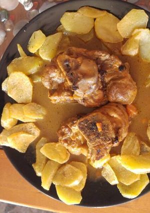 Una foto de Codillo en salsa con patatitas