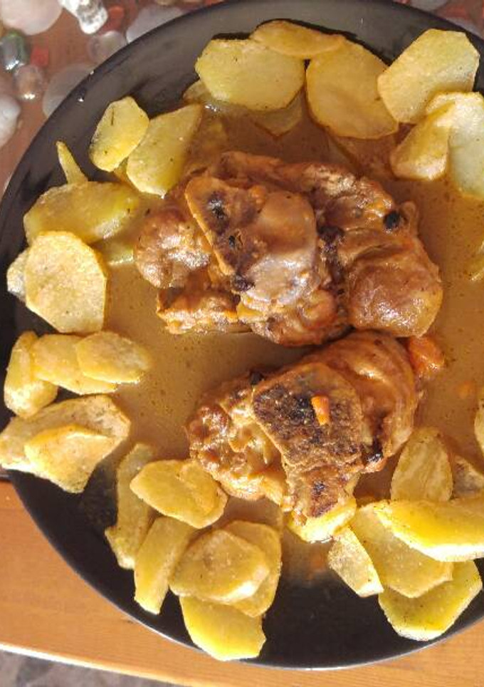 Una foto de Codillo en salsa con patatitas