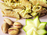 Pasta integrale al pesto di zucchine e pistacchi