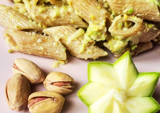 Pasta integrale al pesto di zucchine e pistacchi