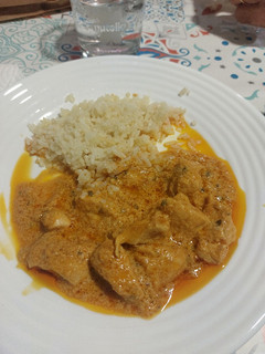 Una foto de Pechuga al curry con tomate