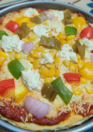 A picture of Cheese and veggies pizza.
