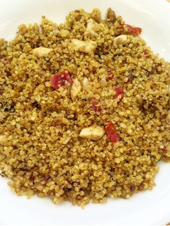 Una foto de Quinoa al curry con pollo