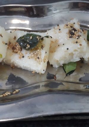 સોજી ના ઢોકળા(sooji Dhokla recipe in GUJARATI) રેસીપી મુખ્ય ફોટો