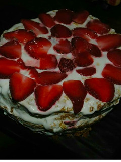 स्ट्रॉबेरी केक (strawberry cake recipe in Hindi) रेसिपी मुख्य फोटो