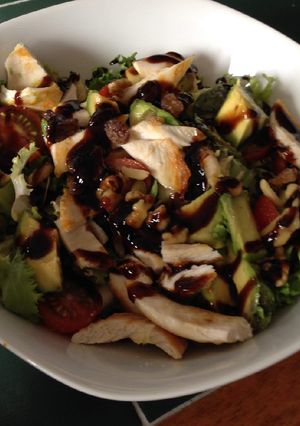 Una foto de Ensalada templada de pavo a la barbacoa con frutos secos al Pedro Ximénez