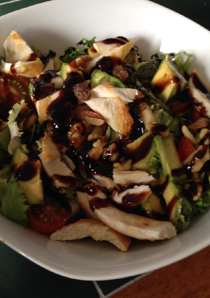 Una foto de Ensalada templada de pavo a la barbacoa con frutos secos al Pedro Ximénez