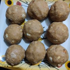 Gond laddus A picture of Gond laddus.