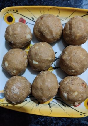 A picture of Gond laddus.