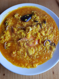 Una foto de Arroz caldoso con marisco a mi gusto