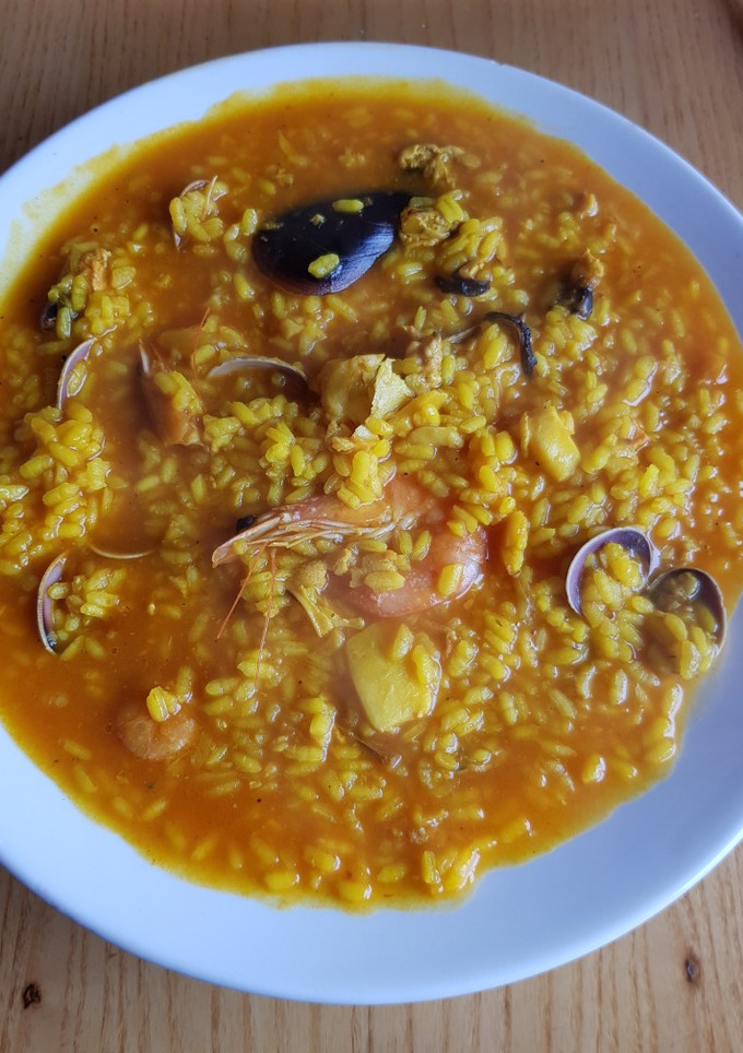 Una foto de Arroz caldoso con marisco a mi gusto
