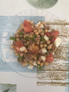 Una foto de Ensalada veraniega de garbanzos