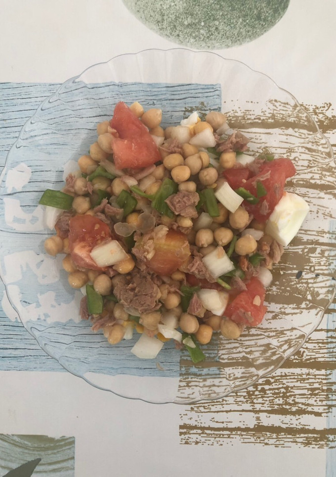 Una foto de Ensalada veraniega de garbanzos