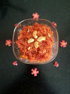 गाजर हलवा (gajar halwa recipe in marathi) रेसिपी चे मुख्य फोटो
