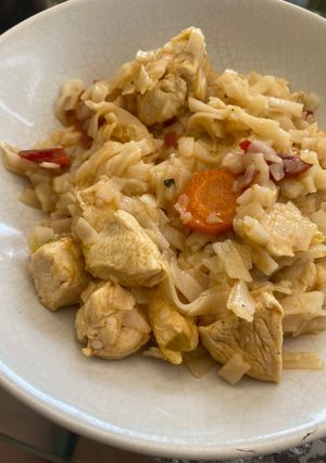 Una foto de Noodles de arroz con verduras y pollo