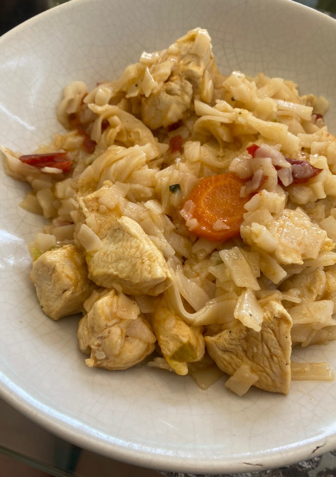 Una foto de Noodles de arroz con verduras y pollo